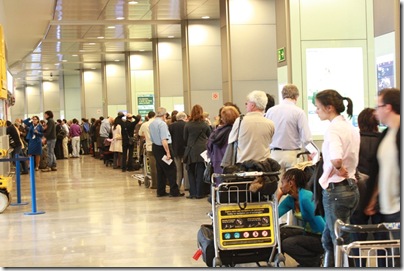 バラハス空港で窓口に並ぶ人々