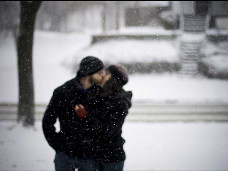 snow-kiss-lovers-2.jpg