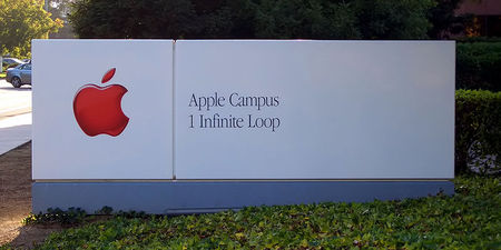 Apple_headquarters_sign_byday