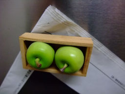 リンゴのマグネット：8枚で緩やかにずり落ちる