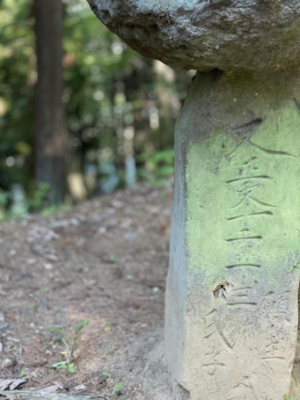 210530_神社の石灯籠.jpg