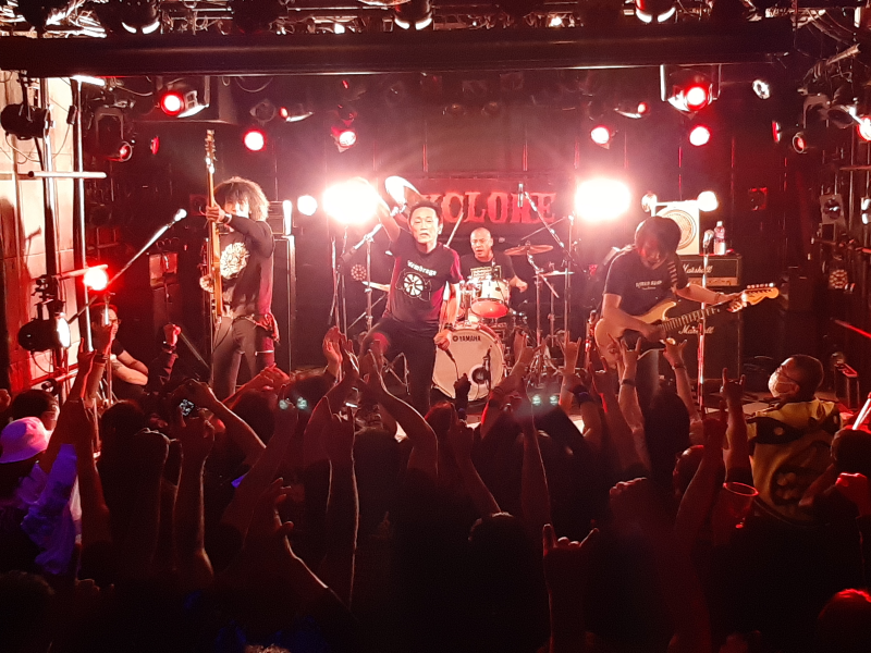 ライブ成功で挨拶する『TERROR SQUAD』の４人。4月29日『渋谷メタル会フェス 2023』